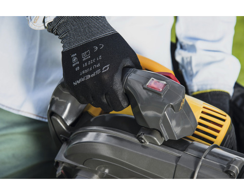 Osoba obsluhuje vysávač lístia s ochrannými rukavicami