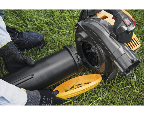 Fúkač lístia s namontovaným príslušenstvom na trávniku