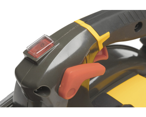 Detailný záber spínača a rukoväte záhradného náradia