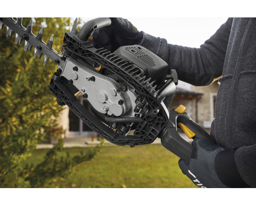 Osoba používa nožnice na živý plot na úpravu záhrady.