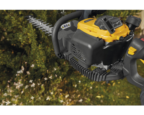 Motorové nožnice na živý plot pred rastlinami