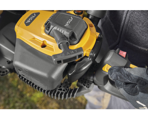 Detailný záber nožníc na živý plot so štartovacím tlačidlom a vypínačom