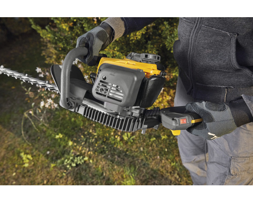 Osoba obsluhuje nožnice na živý plot na strihanie živých plotov