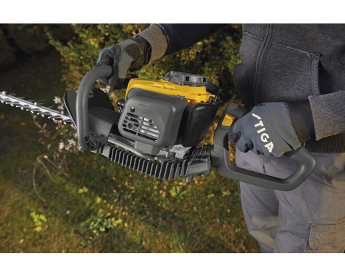 Osoba drží nožnice na živý plot.