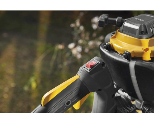 Detailný záber vyžínača s vypínačom a rukoväťou