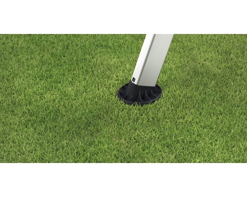 Detail nohy altánku na trávniku