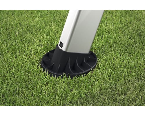 Detailný záber pätky stĺpika na trávniku