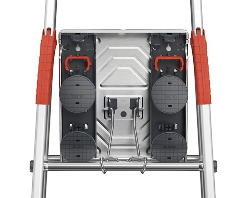 Detailný pohľad na rebrík s plošinou, nožičkami a bezpečnostným madlom