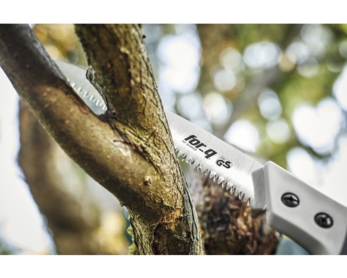 Záhradná pílka pri pílení konára