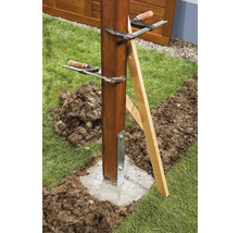 Drevený stĺpik upevnený v betónovom základe pomocou skrutkových svoriek