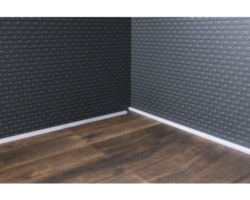 Roh miestnosti s nástennými panelmi, soklovou lištou a laminátovou podlahou