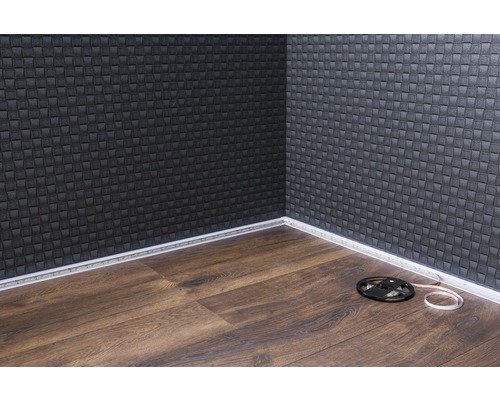 Roh miestnosti s nástennými panelmi, LED pásikom a laminátovou podlahou