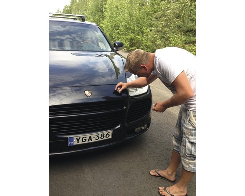 Muž leští auto leštidlom