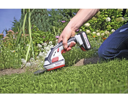 Akumulátorové nožnice na trávu používané na údržbu trávnika v záhrade