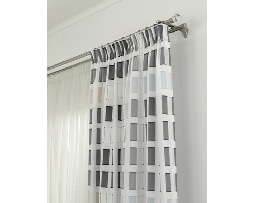 Záves s grafickým vzorom na dvojitej záclonovej tyči