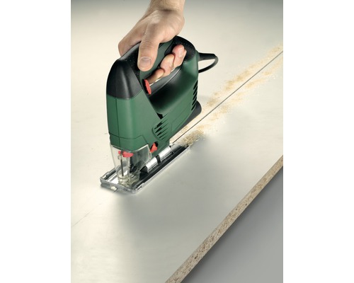 Priamočiara píla reže obrobok.