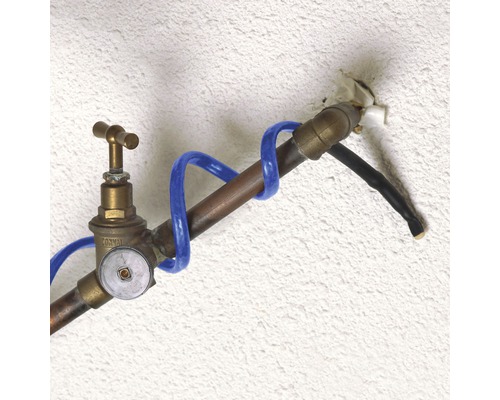 Vodovodný kohútik s vyhrievacím káblom na potrubí