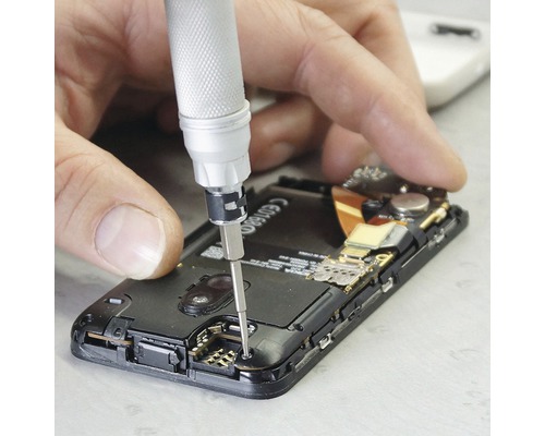 Oprava mobilného telefónu pomocou skrutkovača