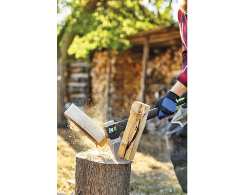 Štiepačka dreva pri práci pri štiepaní kmeňov na kláte