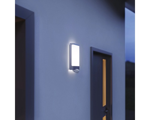 Vonkajšie nástenné svietidlo s pohybovým senzorom na stene vedľa dverí