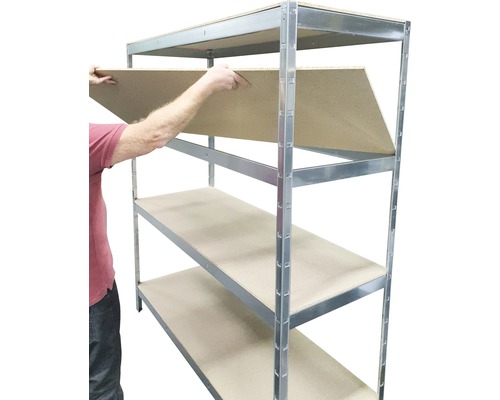 Zostavuje sa kovový regál s policami