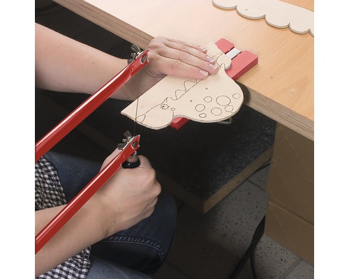 Osoba pília tvar dinosaura lupienkovou pílou