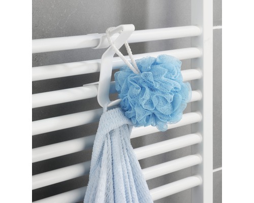 Držiak na uteráky na radiátore s uterákom a kúpeľňovou špongiou