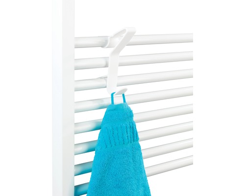 Uterák visí na háku na radiátore
