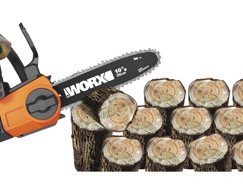 Reťazová píla Worx reže kusy dreva