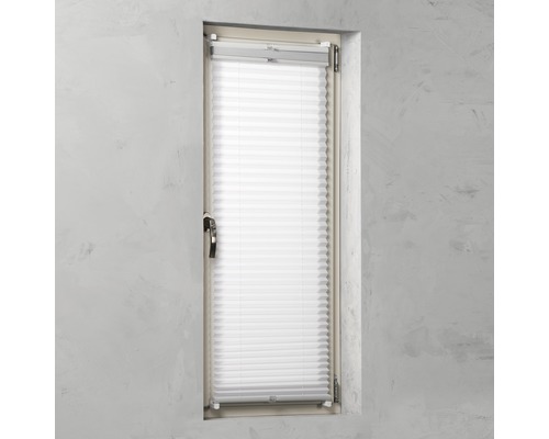 Okno s plisovanou žalúziou ako ochrana súkromia a slnka