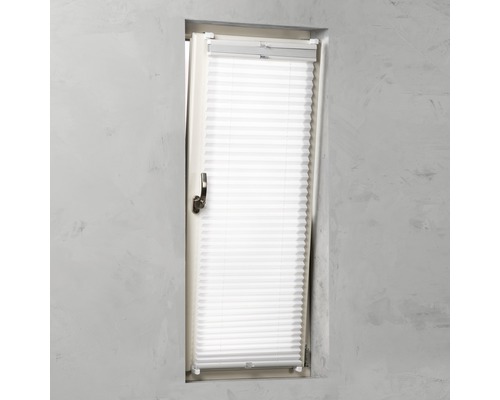 Biela plisovaná roleta na okne pre reguláciu svetla a súkromie