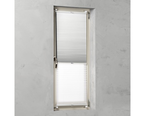 Okno s namontovanou skladanou roletou na tienenie a súkromie