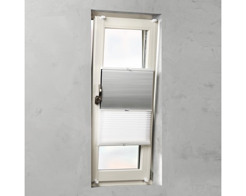 Okno so sivou a bielou plisovanou žalúziou