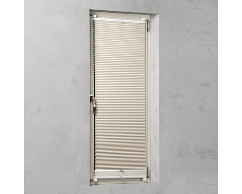 Plisé v okne pre reguláciu svetla a súkromia.