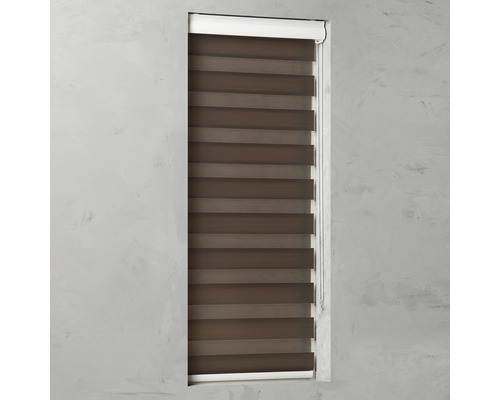 Okno s hnedou dvojitou roletou na reguláciu svetla