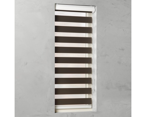 Okno so žalúziou s vodorovnými pruhmi