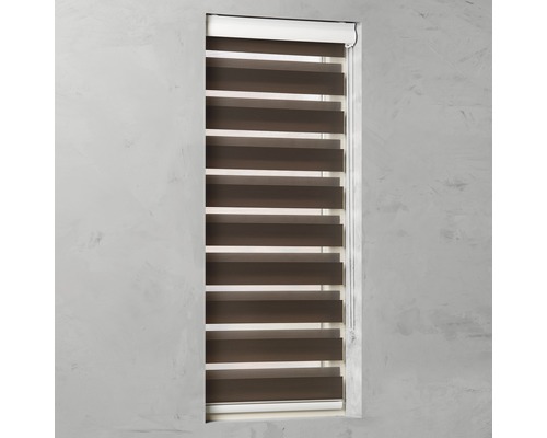 Okenná roleta so striedavo priehľadnými a nepriehľadnými pruhmi