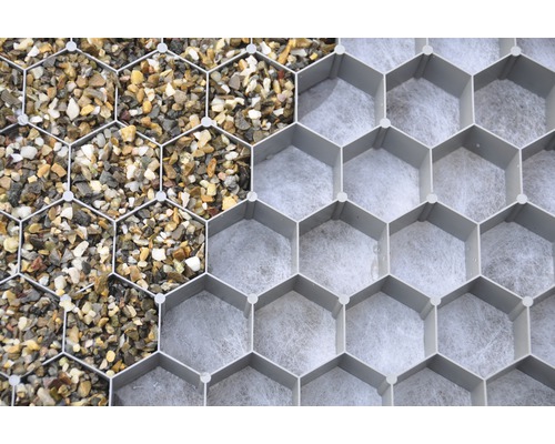 Detailný pohľad na zatrávňovaciu dlaždicu s výplňou štrkom a rúnom