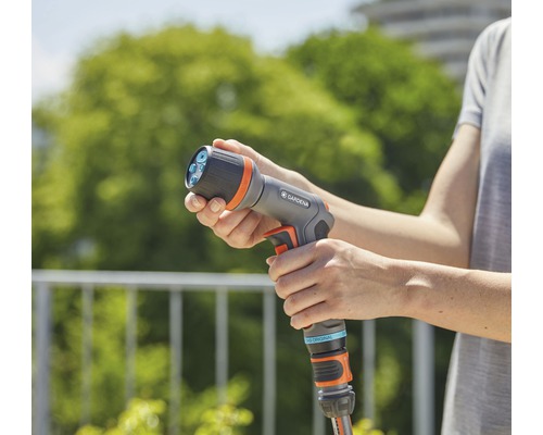 Osoba drží multifunkčnú sprchu Gardena.