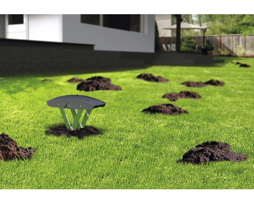 Odpudzovač krtkov na trávniku s krtincami