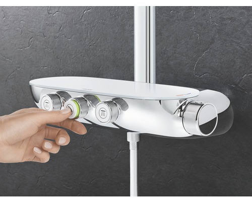 Záber ruky ovládajúcej sprchovú batériu