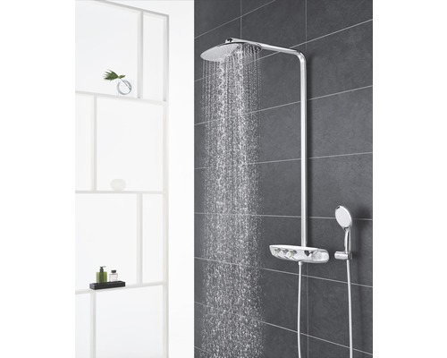 Sprchový systém s hlavovou sprchou, ručnou sprchou a termostatom pred sivou stenou