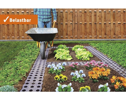 Záhradný chodník s odolnou zatrávňovacou mriežkou a fúrikom