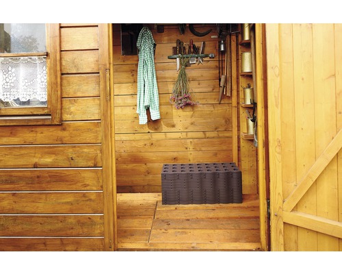 Interiér drevenej kôlne so stohovacími kvetináčmi