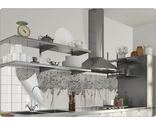 Kuchynská scéna s policami, drezom, odsávačom pár a nástennou dekoráciou