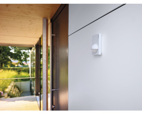 Pohybový senzor namontovaný na stene domu