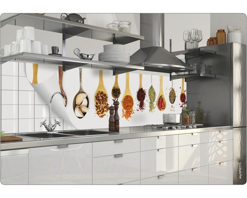 Kuchynská zástena s motívmi korenia v drevených lyžiciach v modernej kuchyni