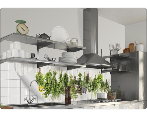 Kuchynská scéna s bylinkovým motívom zásteny za drezom