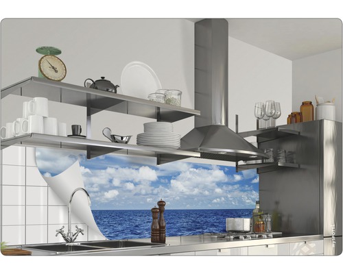 Kuchynská scéna s policami, digestorom a drezom na pozadí mora