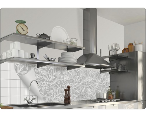 Kuchynská scéna s ochrannou fóliou proti striekajúcej vode, regály a odsávač pár.